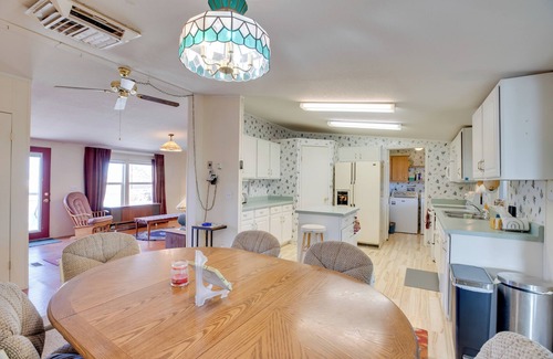 Montrose House | Hot Tub & Screened Porch: Getaway in Montrose!