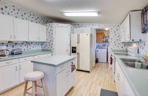 Montrose House | Hot Tub & Screened Porch: Getaway in Montrose!