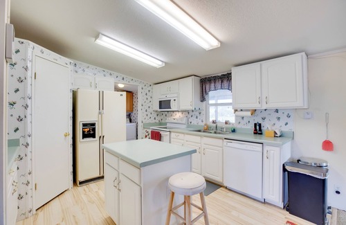 Montrose House | Hot Tub & Screened Porch: Getaway in Montrose!