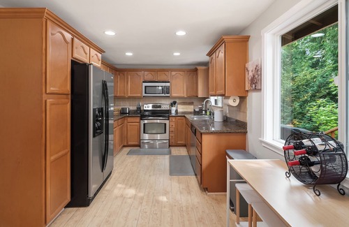 Bonney Lake House | Hot-Tub, Seconds to Lake Tapps, Huge Backyard, Fire-pit, Pet & Family Friendly!