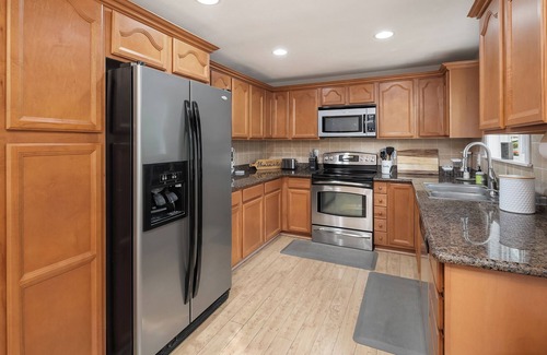 Bonney Lake House | Hot-Tub, Seconds to Lake Tapps, Huge Backyard, Fire-pit, Pet & Family Friendly!