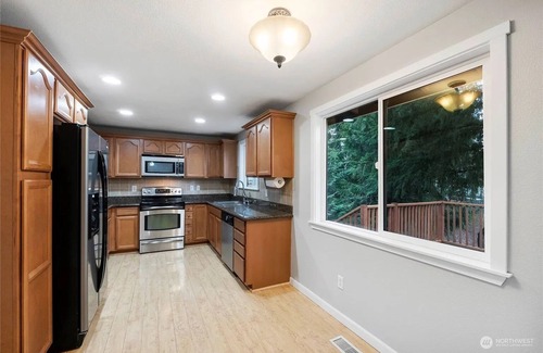 Bonney Lake House | Hot-Tub, Seconds to Lake Tapps, Huge Backyard, Fire-pit, Pet & Family Friendly!