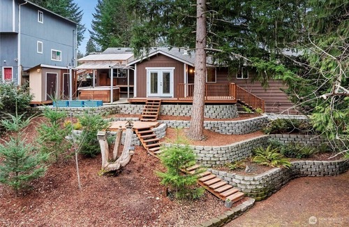 Bonney Lake House | Hot-Tub, Seconds to Lake Tapps, Huge Backyard, Fire-pit, Pet & Family Friendly!