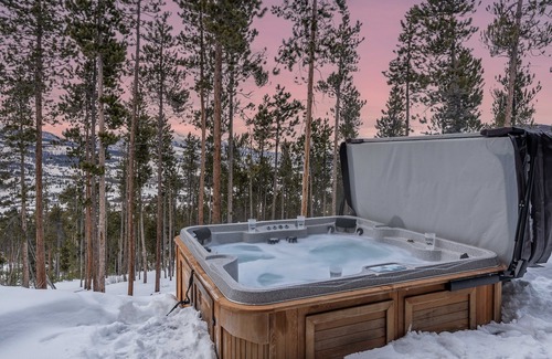 The Highlands House | Hot Tub + Ski Shuttle | Vickery's Vantage