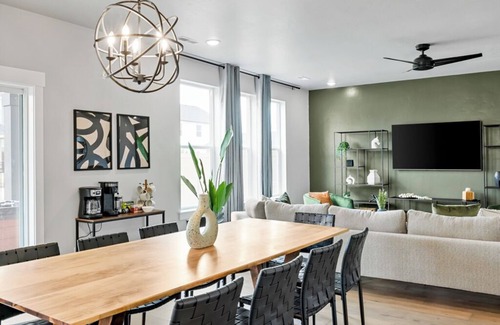 Boise House | Hot Tub-Sleeps 12-Modern Home