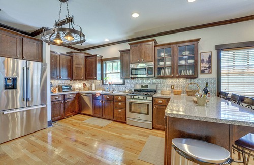 Fayetteville Cabin | Hot Tub Soaks & Outdoor Fun: Fayetteville Cabin