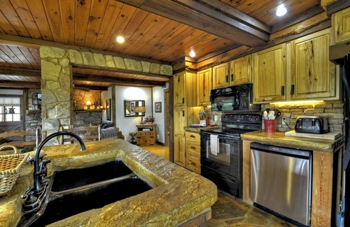 Mineral Bluff Cabin | Hot Tub Soaks, Sunroom Sips, Majestic Mountain Gazes & S'mores by Starlight - Fireside Bluff