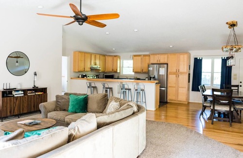 Massanutten House | Hot Tub! Spacious & Relaxing! Child/Dog Friendly! Close to all the Fun!