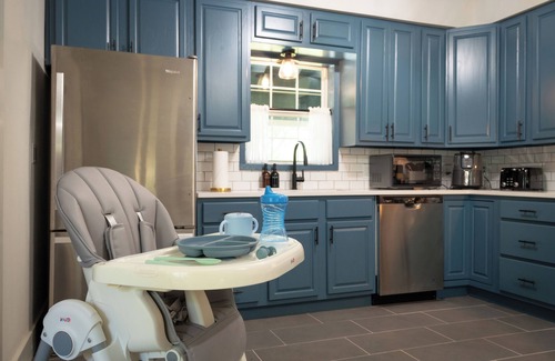 Glen Rose House | Hot Tub, Speakeasy, Tree House, Arcade Games, Outdoor Games, Fire pit, Farmstay