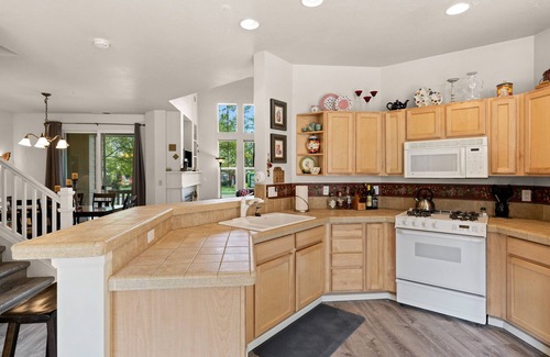 Southern Crossing House | Hot tub, Steps to Old Mill, Close to Downtown, Fireplace, AC, Pet Friendly