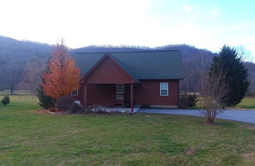 Hiawassee Cabin | Hot Tub! Super Mountain River Cabin, Wi-Fi, Pool, Tube, Trout, Close to Helen