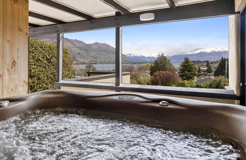 Wanaka House | Hot Tub Time Machine! Central Wanaka