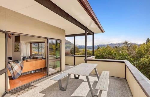 Wanaka House | Hot Tub Time Machine! Central Wanaka