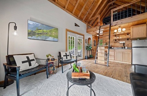 Stanton Cabin | Hot Tub! Tiny Cabin Retreat near RRG