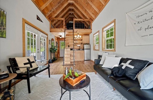 Stanton Cabin | Hot Tub! Tiny Cabin Retreat near RRG