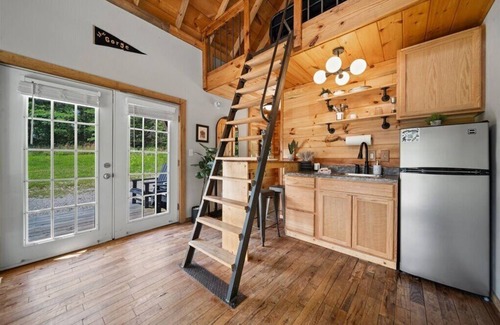 Stanton Cabin | Hot Tub! Tiny Cabin Retreat near RRG