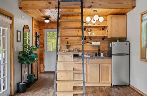 Stanton Cabin | Hot Tub! Tiny Cabin Retreat near RRG