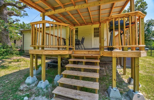 Medicine Park House | Hot Tub + Views! Chic 3BR/2BA Tosan’s Cottage