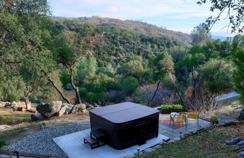 Yosemite Forks House | Hot Tub, Views, Privacy, Game Room, just 5 min from Downtown!