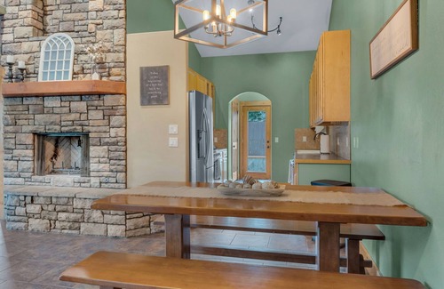 Williams House | HOT TUB - WALK TO FOOD, POLAR EXPRESS, DOWNTOWN. CLOSE TO GRAND CANYON! DOGS OK