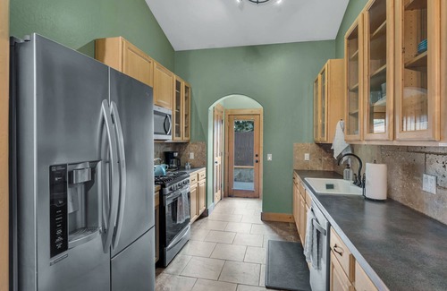 Williams House | HOT TUB - WALK TO FOOD, POLAR EXPRESS, DOWNTOWN. CLOSE TO GRAND CANYON! DOGS OK