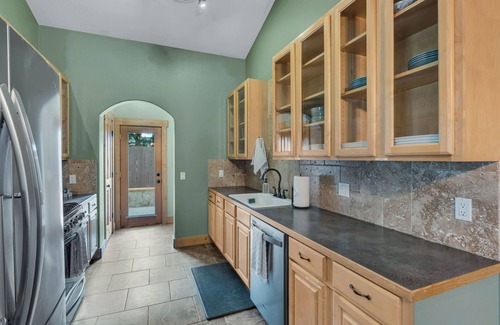 Williams House | HOT TUB - WALK TO FOOD, POLAR EXPRESS, DOWNTOWN. CLOSE TO GRAND CANYON! DOGS OK