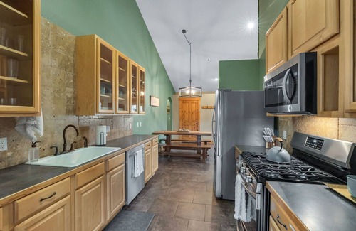 Williams House | HOT TUB - WALK TO FOOD, POLAR EXPRESS, DOWNTOWN. CLOSE TO GRAND CANYON! DOGS OK