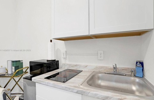 Liberty City Apartment | HOT TUB + WASHER AND DRYER in Unit