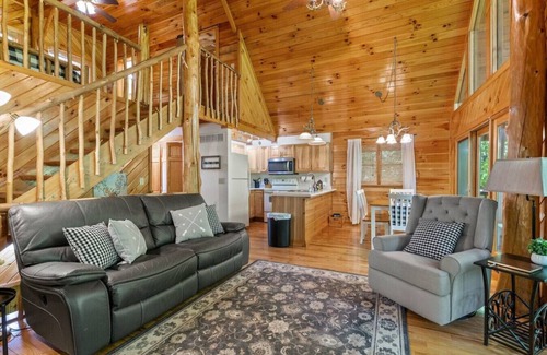 Slade Apartment | Hot Tub & WiFi - Birdsong - Red River Gorge, KY