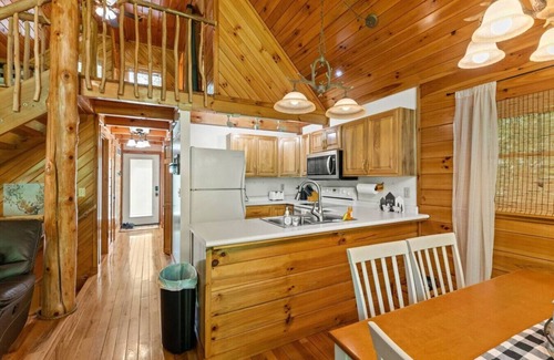 Slade Apartment | Hot Tub & WiFi - Birdsong - Red River Gorge, KY