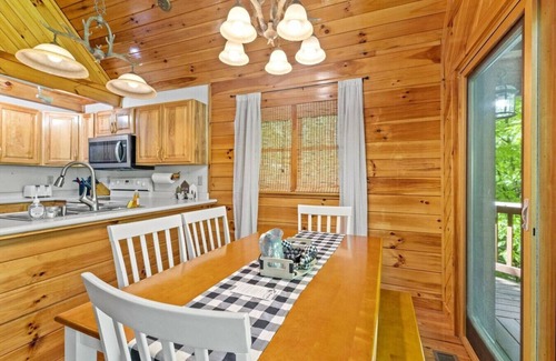 Slade Apartment | Hot Tub & WiFi - Birdsong - Red River Gorge, KY