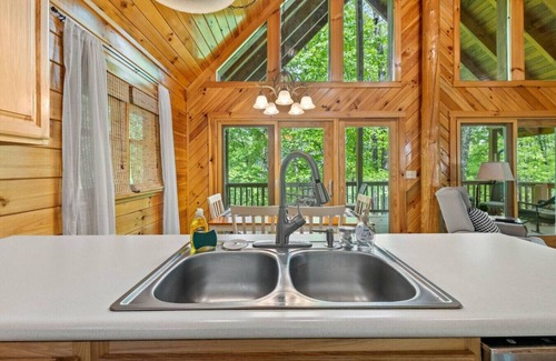 Slade Apartment | Hot Tub & WiFi - Birdsong - Red River Gorge, KY