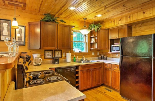 Stanton Apartment | Hot Tub & WiFi - ManeStay - Red River Gorge KY