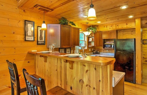 Stanton Apartment | Hot Tub & WiFi - ManeStay - Red River Gorge KY