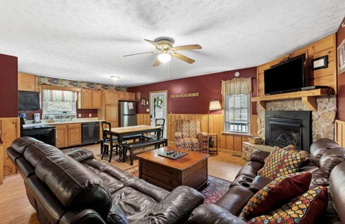 Stanton Apartment | Hot Tub, WiFi, Pet-Friendly - Sundance