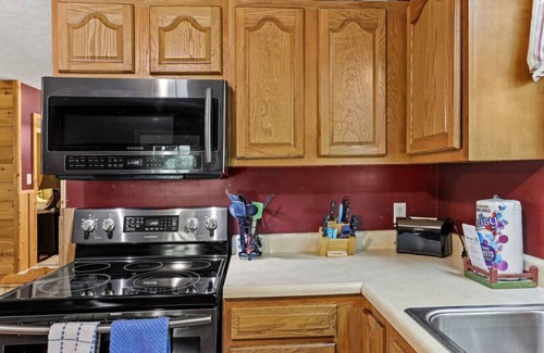 Stanton Apartment | Hot Tub, WiFi, Pet-Friendly - Sundance