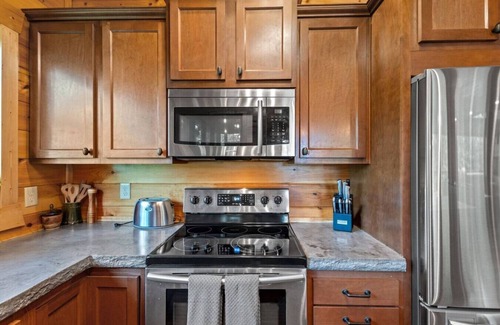 Rogers Apartment | Hot Tub & WiFi - Sky Pointe - LUX cabin in RRG, KY