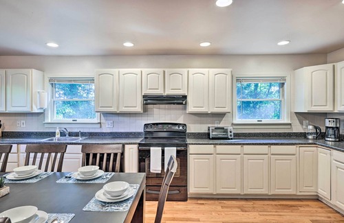 Stroudsburg House | Hot Tub & Yard: Stroudsburg Home in Poconos