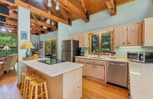 Townsend Cabin | Hot Tub☎Whirlpool☎Sleeps 9☎Seasonal Pool☎Spacious - Tree House