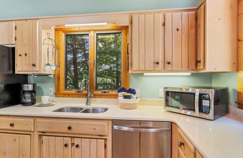 Townsend Cabin | Hot Tub☎Whirlpool☎Sleeps 9☎Seasonal Pool☎Spacious - Tree House