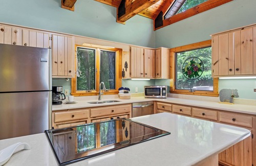 Townsend Cabin | Hot Tub☎Whirlpool☎Sleeps 9☎Seasonal Pool☎Spacious - Tree House