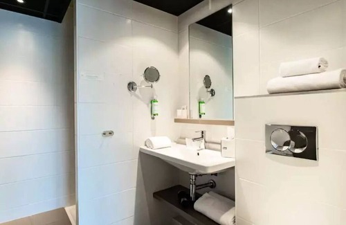 9th Arrondissement Apartment | Hotel Adonis Lyon Dock West - Comfort Double Room