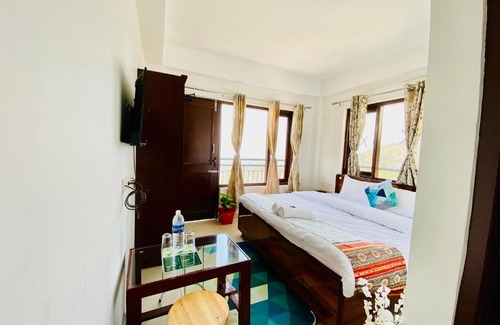 Shimla Hotel | Hotel AKS Residency with valley view on road with private parking