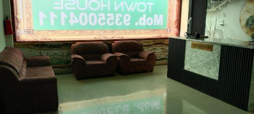 Sahibabad Hotel | Hotel Blue Heaven Oyotownhouse