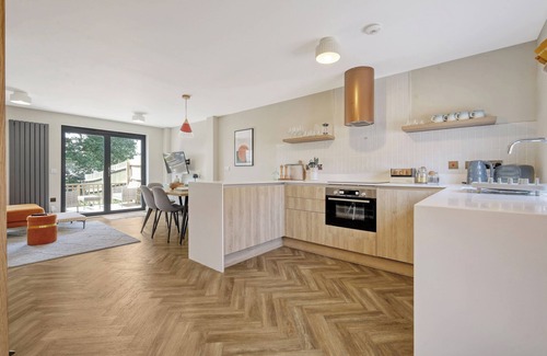 Colchester House | Hotel Comfort in a 4 bed 2 bath w/Garden, Parking, Wifi