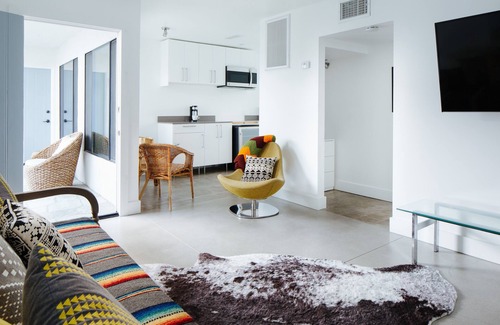 Warm Sands Hotel | Hotel El Cid by AvantStay – Mid-Century Charm with Poolside Cabanas