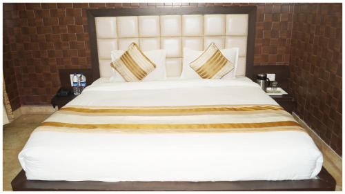 Katra Hotel | HOTEL ETILER PALACE Near Katra Bus Stand - 1 Km From Railway Station & 7 Km From Vaishno Devi Temple - Well Decorated Rooms With Free Wi-fi - Free Parking & Restaurant Available - A Luxurious Hotel In Katra