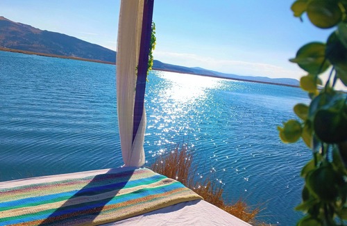 Puno House | Hotel Flotante Suite en medio de la Naturaleza Lago Titicaca Puno - Perún