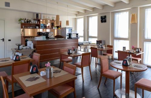 Ponte Taro Hotel | Hotel Giallo