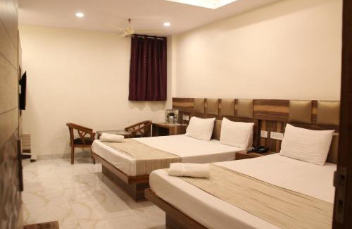 Paharganj Hotel | Hotel Golden Oasis - 5 Minute Walk from New Delhi Railway Station